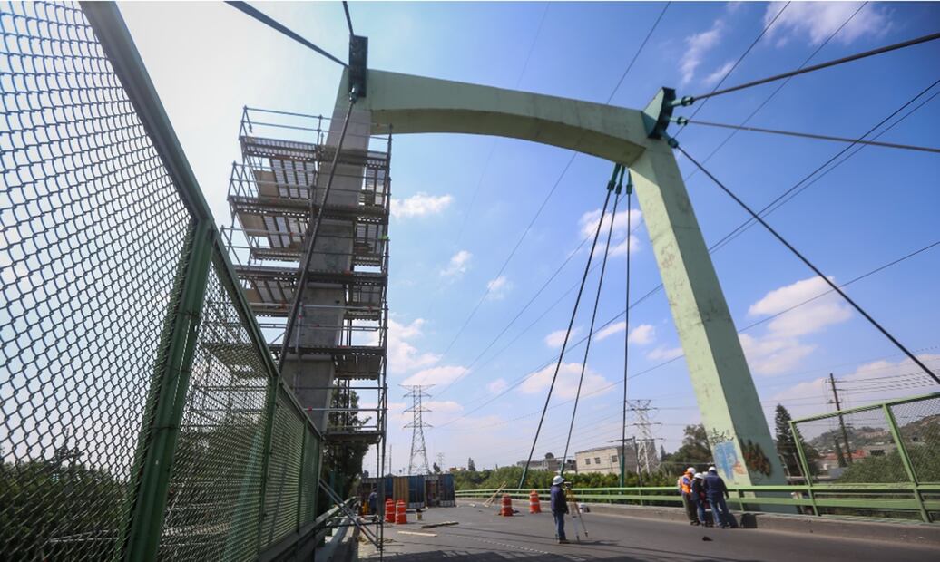 La Secretaría de Obras y Servicios informó que realizará una intervención urgente en el Puente República Federal, ubicado en la alcaldía Iztapalapa. Foto: Luis Camacho / EL UNIVERSAL