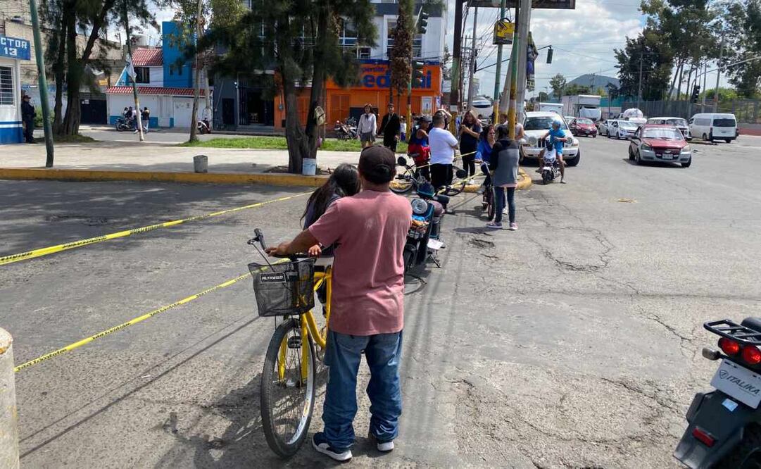 Afectados por inundaciones en Neza bloquean la avenida Texcoco porque no han sido censados por personal de la Secretaría de Bienestar.
Foto: Emilio Fernández.