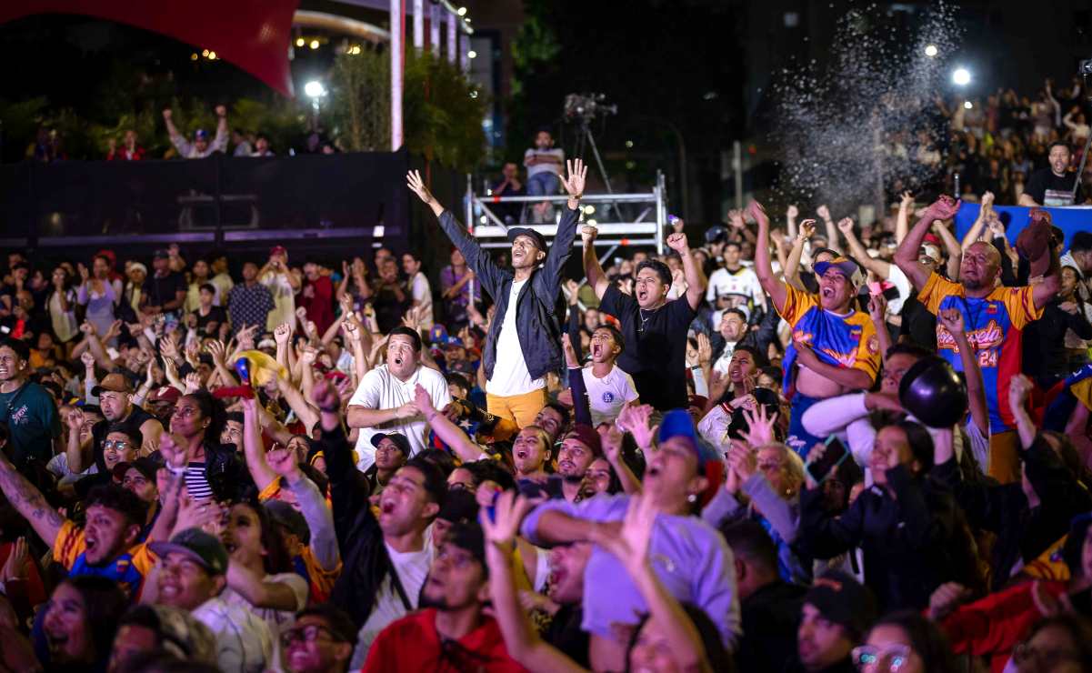 Gente celebra la victoria de Venezuela ante Estados Unidos en la final del Clásico Mundial de Béisbol en Caracas, Venezuela. Foto: Ronald Peña R / EFE