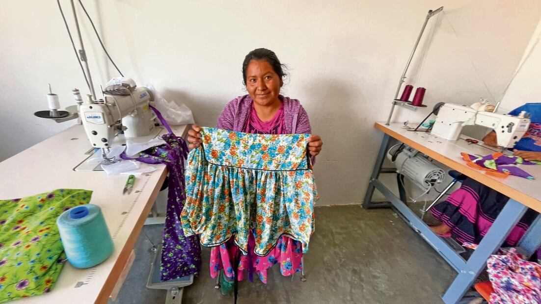 La más reciente prenda que estaba confeccionando Gloria era una blusa típica de su comunidad. Foto: Paola Gamboa 