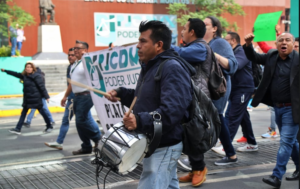 Trabajadores del Poder Judicial y del INCIFO realizaron una protesta y ofrecieron una conferencia de prensa en respuesta a las declaraciones del presidente del Tribunal Superior de Justicia y del secretario de Gobierno capitalino en la Ciudad de México, el 27 de junio de 2025. Foto: Fernanda Zamora/ EL UNIVERSAL