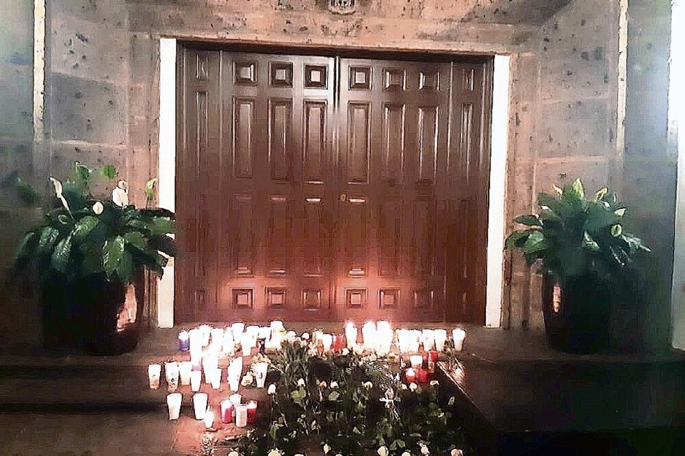 Ayer se realizó un homenaje a Vanessa Gaytán Ochoa afuera de Casa Jalisco, donde fue asesinada el jueves pasado / CORTESÍA