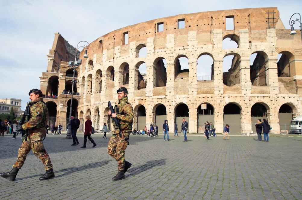 Soldados italianos patrullan los alrededores del Coliseo romano. Autoridades de países europeos reforzaron las medidas de seguridad en aeropuertos, transporte público, fronteras y zonas trurísticas, tras los atentados en Bruselas. (GREGORIO BORGIA. AP)