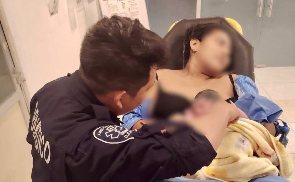 Auxilian a mujer a tener a su bebé en mototaxi de Yucatán (04/12/2025). Foto: Especial