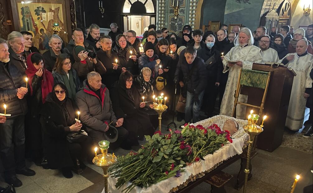 El cuerpo del principal detractor de Vladimir Putin fue brevemente expuesto en una iglesia de Marino, en presencia de sus familiares.
Foto: AP