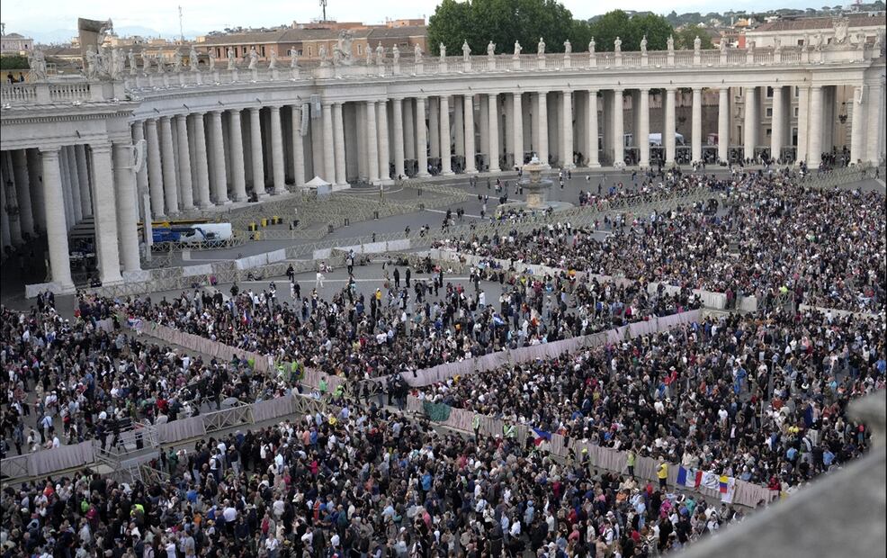 Miles reunidos en la Plaza de San Pedro esperan ver la columna de humo salir de la chimenea de la Capilla Sixtina durante el cónclave de los cardenales, para elegir a un nuevo papa, en El Vaticano, el miércoles 7 de mayo de 2025. Foto: AP