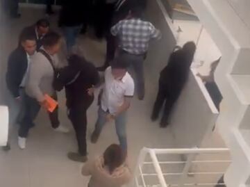 Detención de policías acusados de extorsión causa trifulca en Fiscalía del Edomex; destrozan instalaciones y golpean a agentes