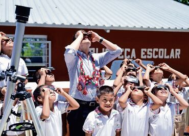 De maestros depende futuro de nuevas generaciones: EPN