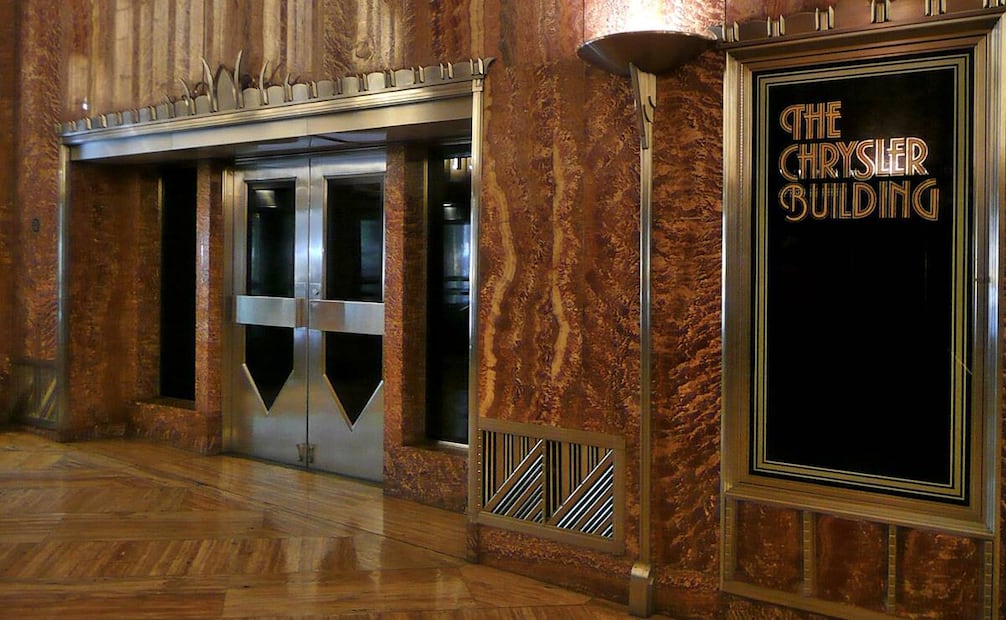 Recuerda al interior del Palacio de Bellas Artes en CDMX, pero es el vestíbulo del edificio Chrysler de Nueva York. El parecido se debe a la popularidad de este estilo en los años 20 y 30. Wikimedia Commons.