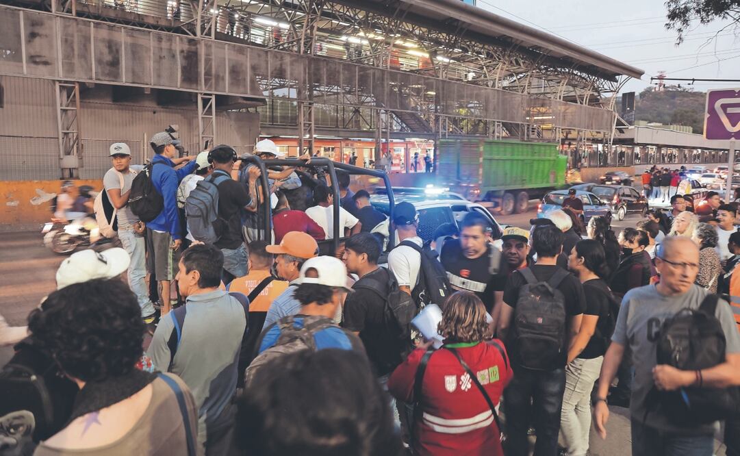 Miles de usuarios de esta línea, que va de Buenavista a Ciudad Azteca, padecieron por el cierre de dos estaciones debido a fallas en el sistema de vías. Autoridades enviaron unidades de RTP y hasta camionetas de la Secretaría de Seguridad para trasladar a los pasajeros. Foto: de Valente Rosas. El Universal