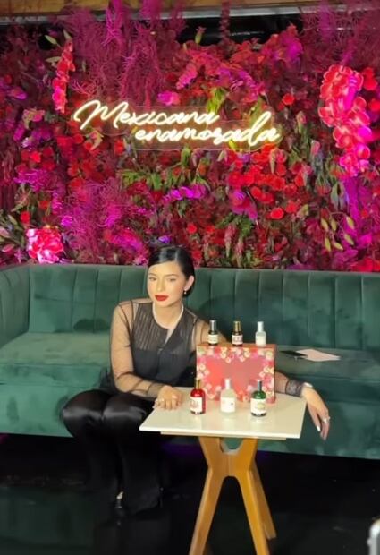 Ángela Aguilar luce hipnotizante vestido para mostrar su nuevo perfume