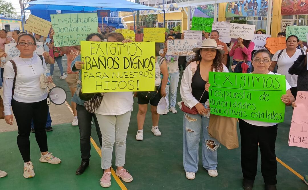 Padres de familia bloquean Av. Lomas Verdes exigen baños dignos en escuela "Leyes de Reforma". Foto: Rebeca Jiménez