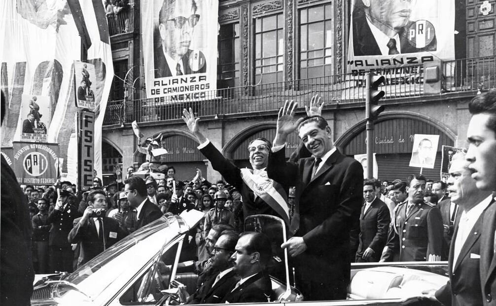 El expresidente Adolfo López Mateos acompañó a su sucesor, Gustavo Díaz Ordaz, durante su avance hacia el Zócalo. Para vigilar los festejos se recurrió a la Policía Preventiva, al Heroico Colegio Militar y Escuela Naval, así como fusileros paracaidistas, infantería y guardia presidencial. Foto: Archivo EL UNIVERSAL.