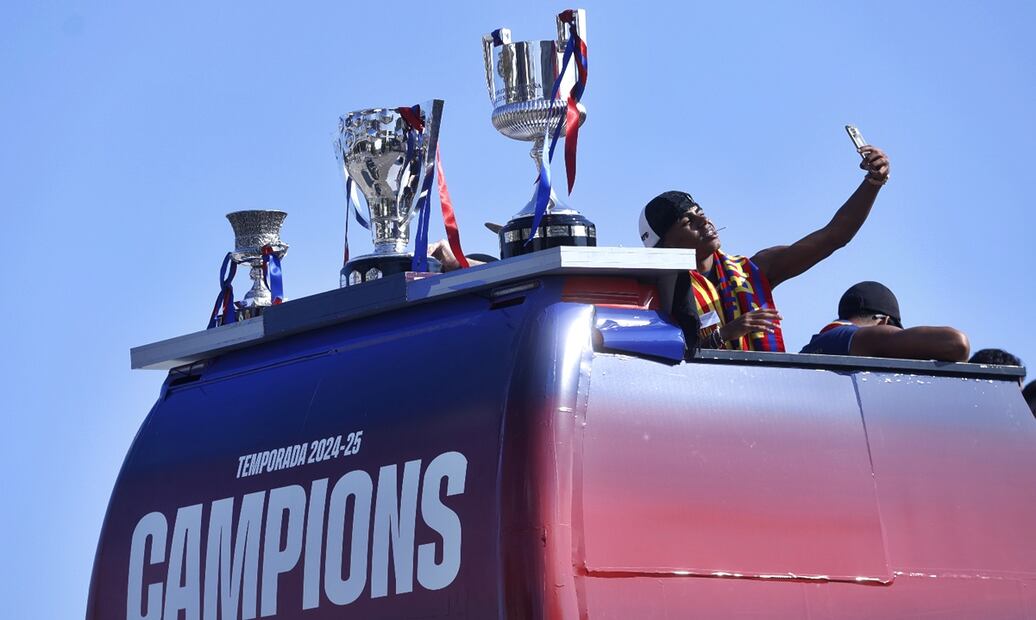 Lamine Yamal celebra la consecución del triplete del Barcelona. Foto: EFE