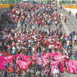En camiones y micros llegan a la Plaza de las Tres Culturas