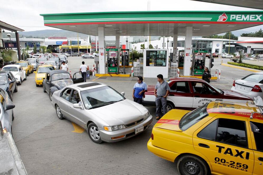 La embajada de EU advirtió que los manifestantes han tomado varias estaciones de gasolina, lo que ha causado una escasez de combustible en la entidad y la suspensión del transporte público  Foto: EFE