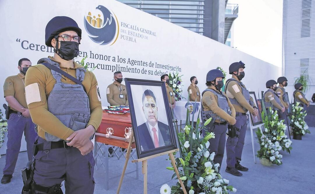 Compañeros de los agentes municipales José Guillermo, Adrián y Miguel escoltaron los féretros en una ceremonia luctuosa. Foto: Omar Contreras. El Universal