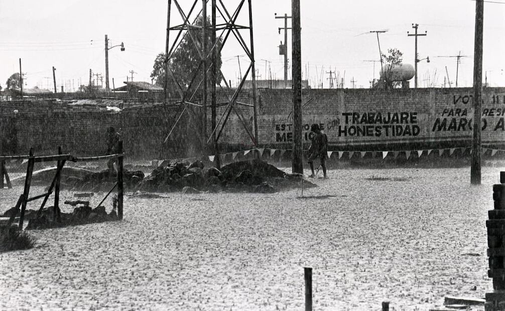 Temporada de lluvias y calles inundadas en Chalco, 1991. Ni siquiera la modernización de la región evitó los problemas con el desagüe de aguas residuales y pluviales. Foto: Jorge Ríos/Archivo EL UNIVERSAL.