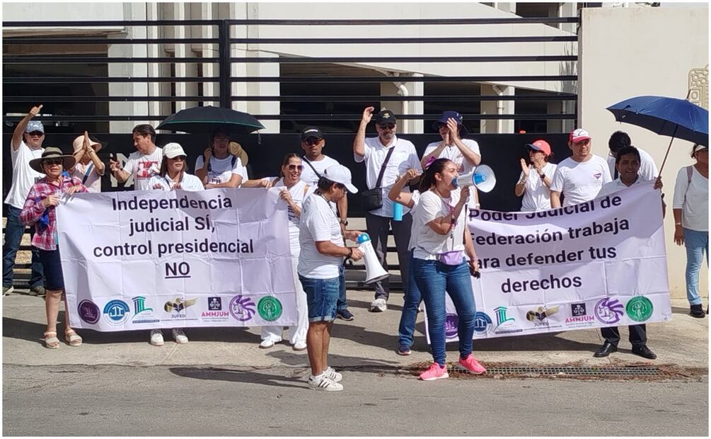 Trabajadores del PJ protestan en oficinas del Tren Maya. Foto: Especial
