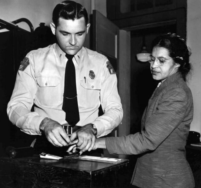 La historia de Rosa Parks, la mujer afroamericana que se negó a cederle el asiento a un hombre blanco