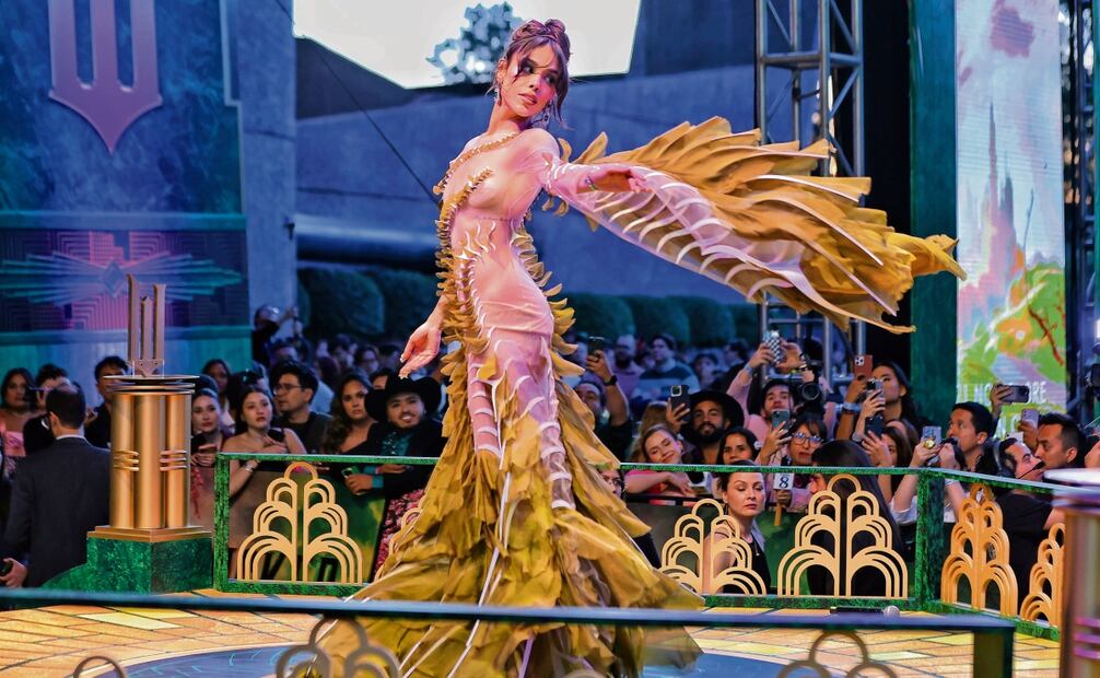 Danna, que interpreta a Elphaba en la versión mexicana, desfiló con un vestido semitransparente, y fue aplaudida por los fans, en la alfombra. Foto: Fernanda Rojas | El Universal