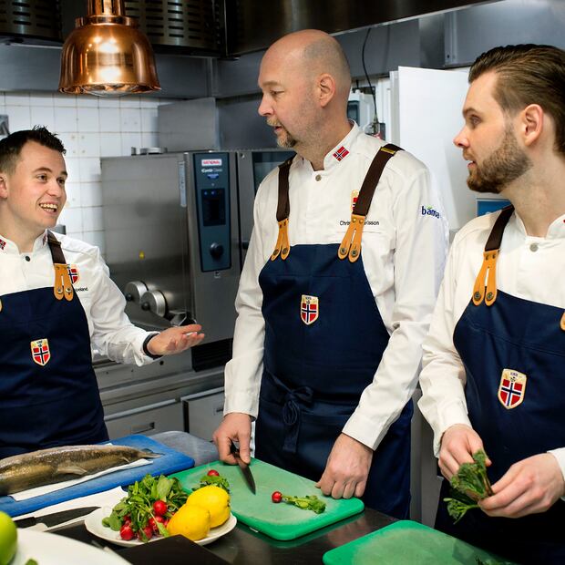 Los chefs Aron Espeland, Christian Karlsson y Eirik Tufte son los encargados de alimentar a toda la delegación noruega. Foto: IG @chef_aronespeland