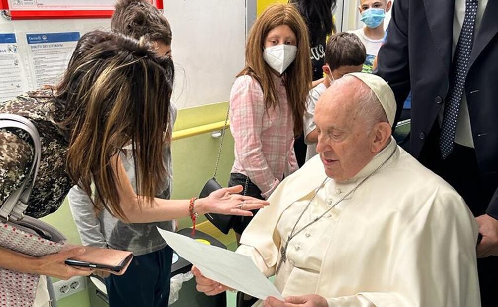 El pontífice, de 88 años, se encuentra ingresado desde el pasado 14 de febrero a causa de una neumonía bilateral y otros graves problemas respiratorios que mantienen en vilo al mundo. Foto: Twitter @vaticannews_es