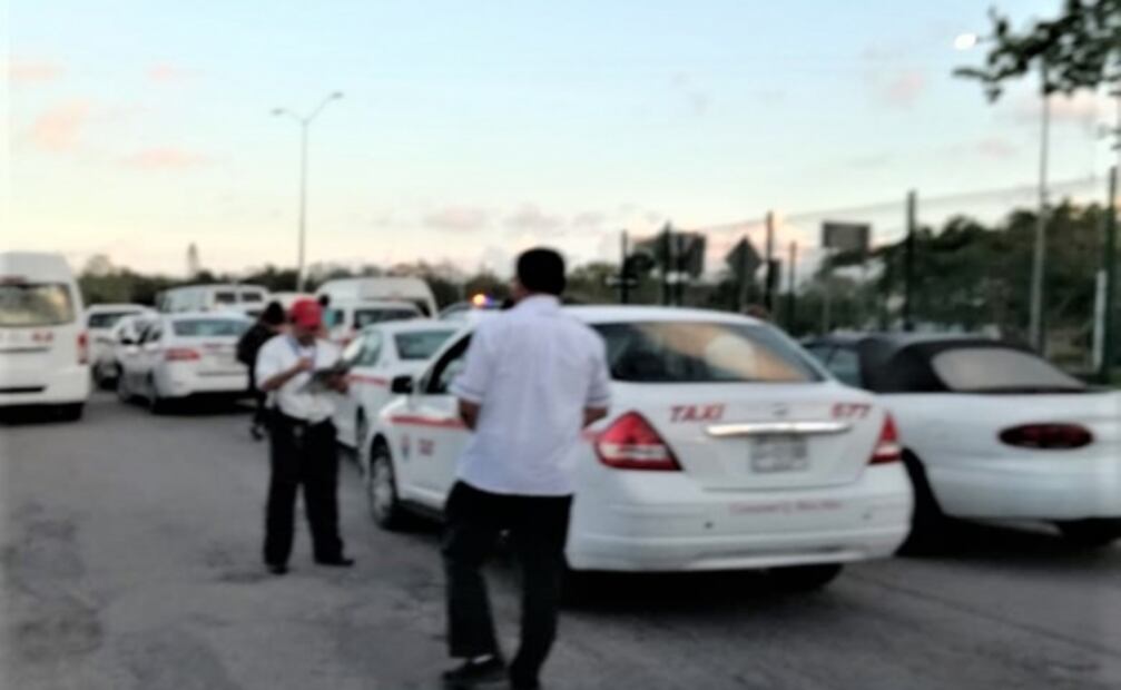Taxistas bloquean acceso a Aeropuerto Internacional de Cozumel