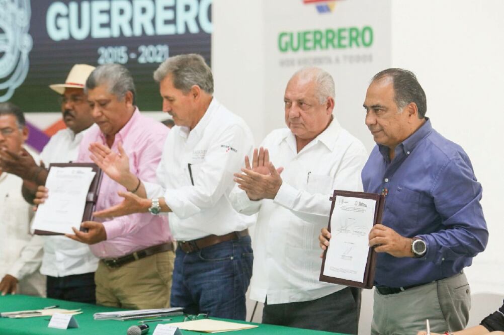 El gobernador Héctor Astudillo (der.) exhortó a los productores de maíz a emplear el fertilizante de manera correcta. 