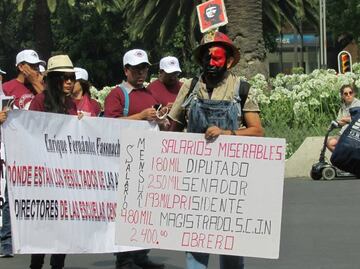 Organizaciones obreras marchan al Zócalo por Día del Trabajo