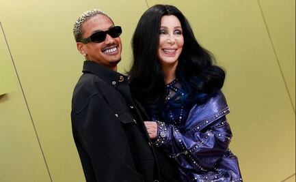 Cher presume y besa a su novio 40 años menor que ella