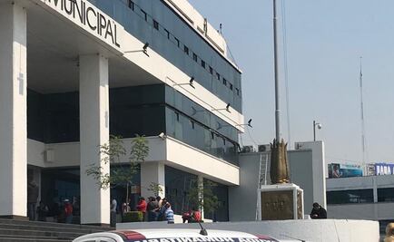 Hallan cabeza de cerdo en asta bandera del Palacio Municipal de Naucalpan