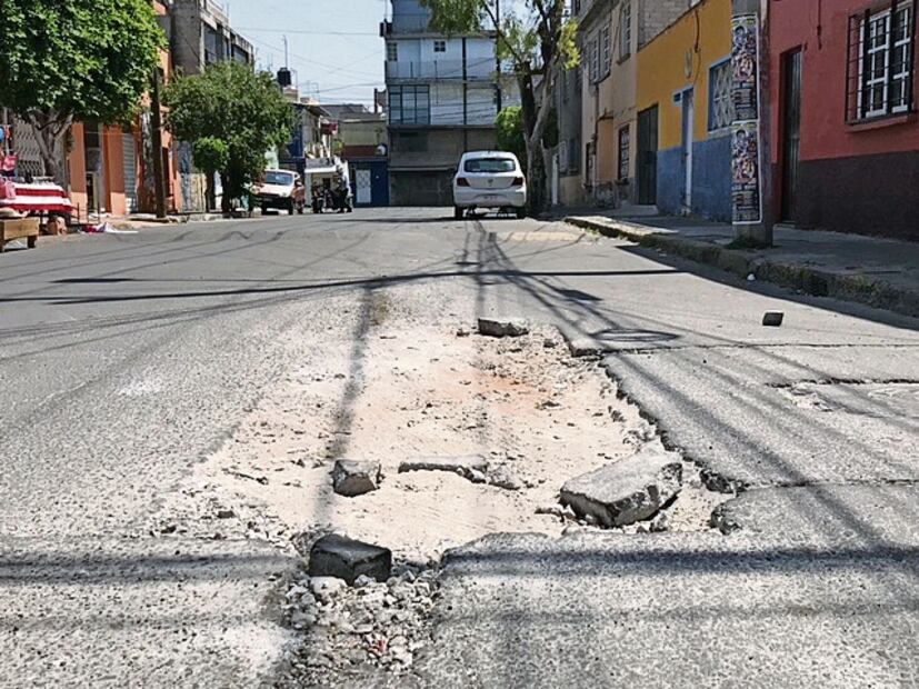 Algunos registros fueron cubiertos por los propios vecinos porque ya
habían causado varios accidentes a motociclistas y automovilistas. Foto: de Emilio Fernández