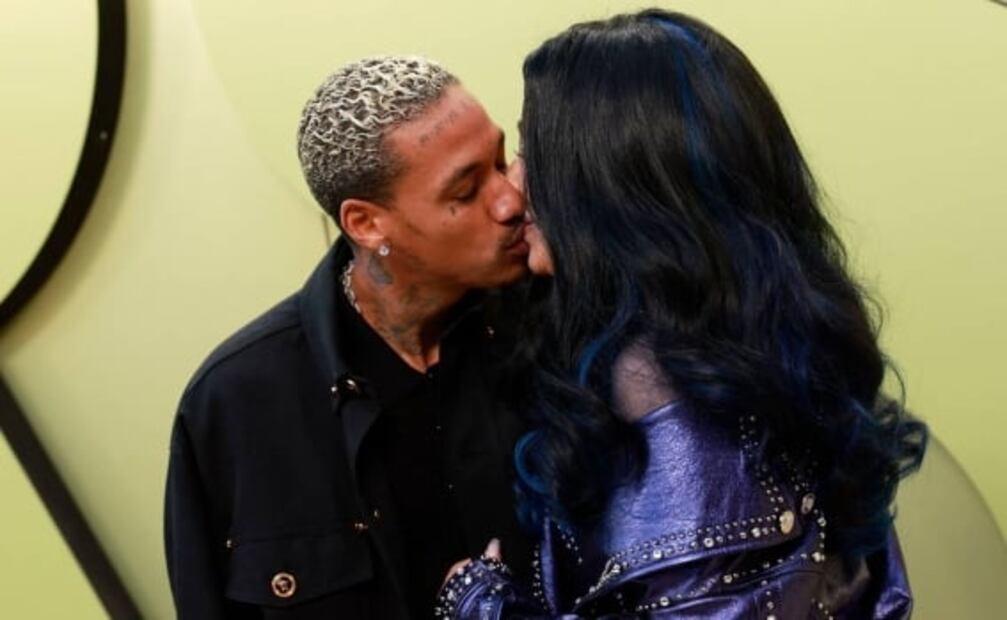 Cher presume y besa a su novio 40 años menor que ella