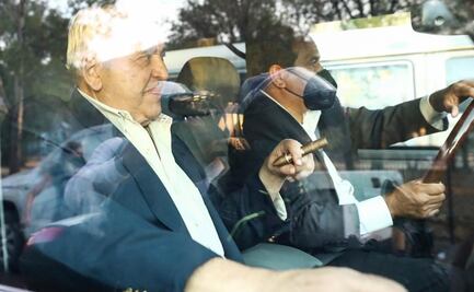 De traje y con puro en mano, Alonso Ancira abandona el Reclusorio Norte