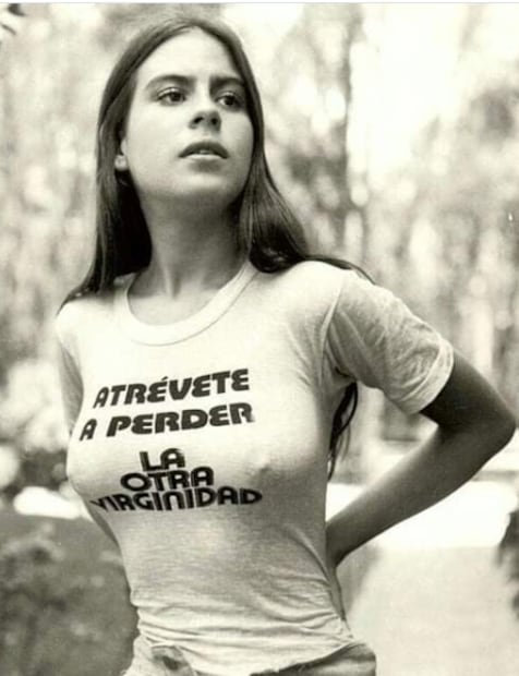 La actriz Leticia Perdigón con una camiseta de la película "La otra virginidad", en 1975.