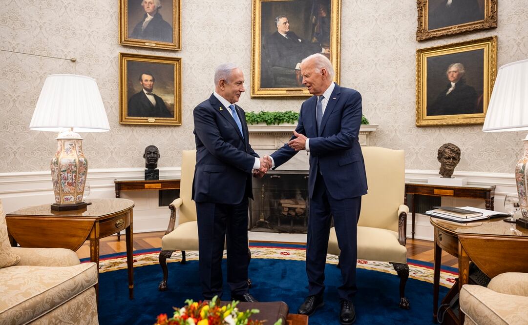 El apretón de manos en la Casa Blanca entre el primer ministro israelí, Benjamin Netanyahu, y el presidente de EU, Joe Biden, que enmascaró una relación complicada. Foto: EFE/SAMUEL CORUM