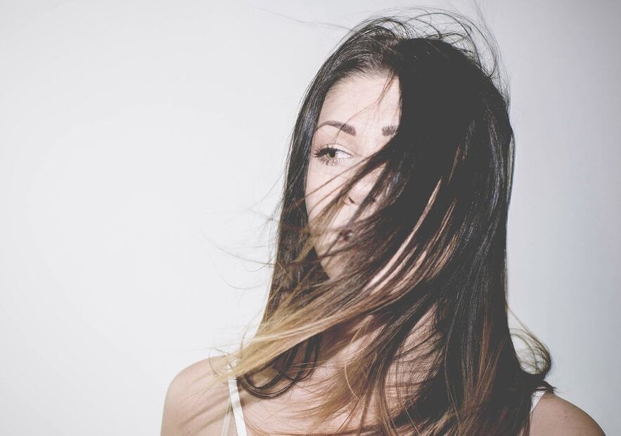 El pelo graso puede lavarse de forma espaciada para evitar que se produzca más sebo. Foto: Pixabay
