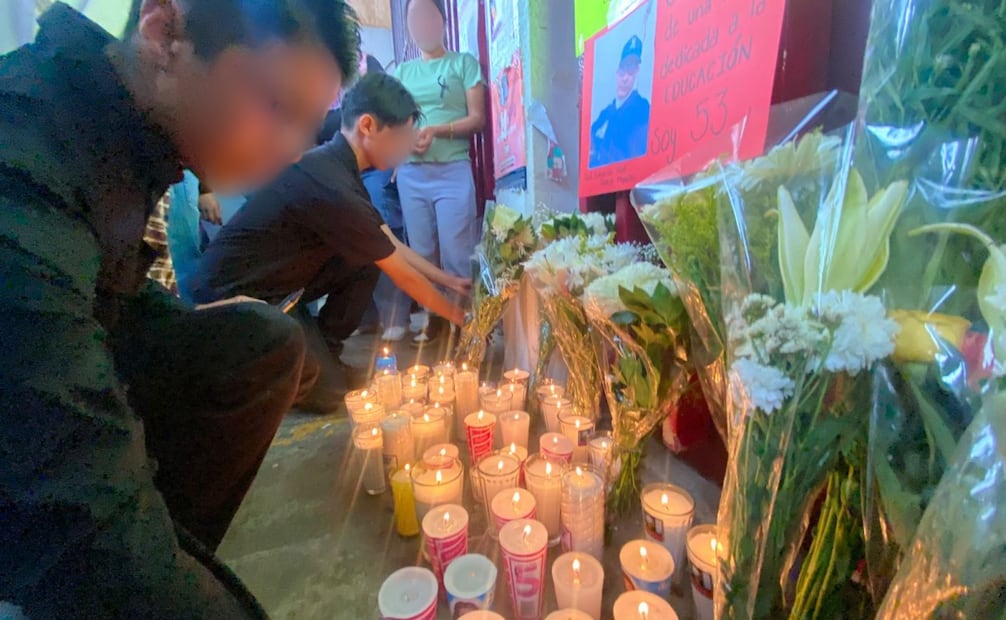 Los estudiantes encendieron veladoras y dedicaron un aplauso colectivo en memoria del maestro García.
Foto: Juan Carlos Williams