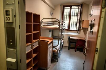 Sarkozy a prisión: con TV y ducha privada, así es la La Santé, donde el expresidente de Francia cumplirá sentencia