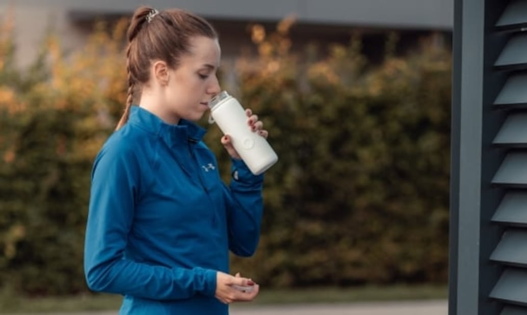 ¿Agua, café, leche o suero? Qué es mejor tomar para la resaca