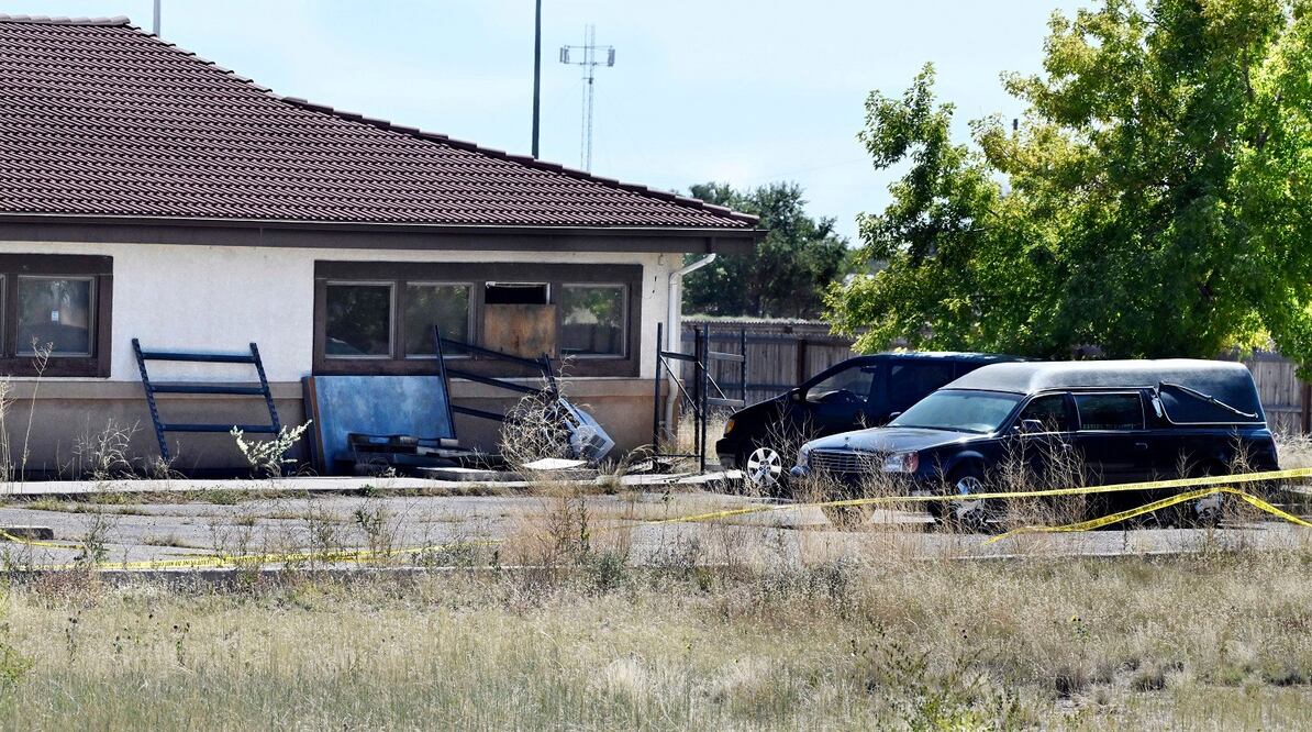 Un coche fúnebre y restos se pueden ver frente a la funeraria Return to Nature en Penrose, Colorado. FOTO: AP