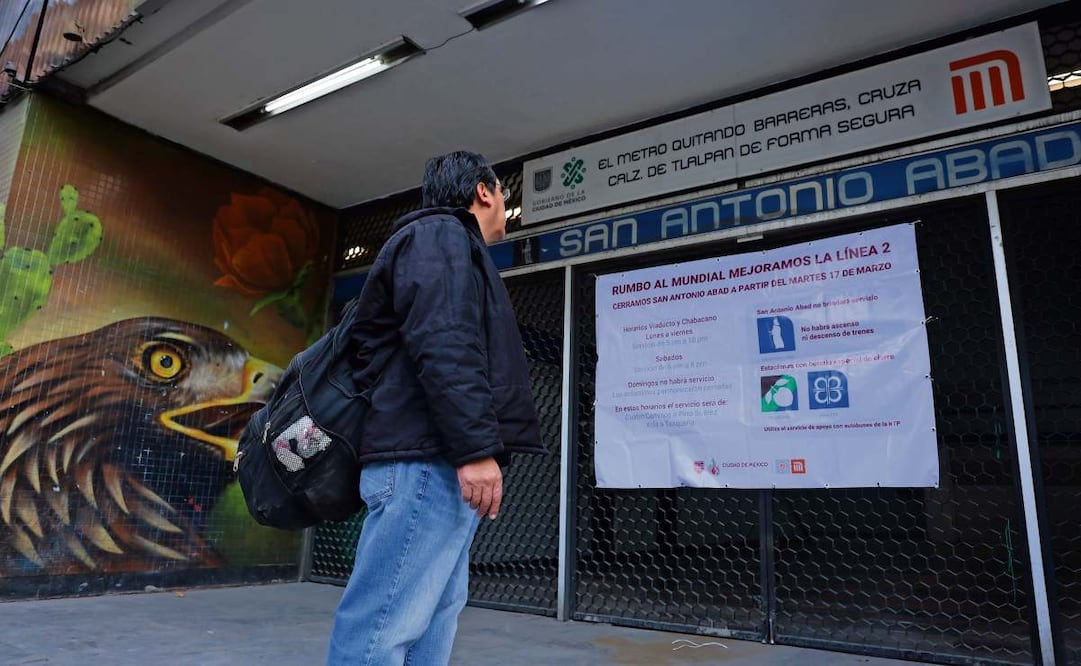 Al llegar a las puertas del Metro San Antonio Abad, en la Línea 2, los usuarios se encontraron con el aviso de que la estación permanecerá cerrada por los trabajos de cara al Mundial de Futbol. Foto: Luis Camacho / EL UNIVERSAL