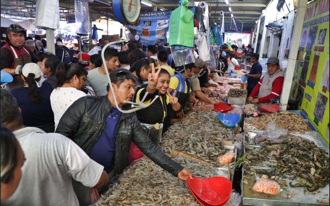 Miles de capitalinos acuden al Mercado de la Viga en busca de los mejores precios de pescados y mariscos en Viernes Santo, el 18 de abril de 2025. Foto: Carlos Mejía/EL UNIVERSAL