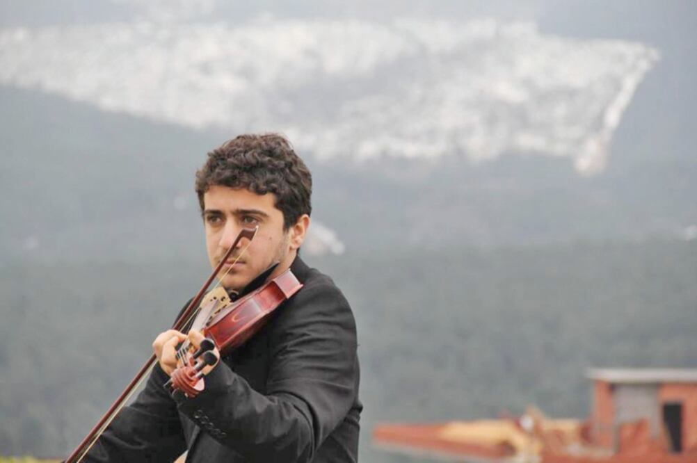 El joven kurdo Baris Yazgi, quien tenía 22 años, salió de Turquía en busca de un futuro mejor, pero desafortunadamente el bote que lo llevaba naufragó (TOMADA DE FACEBOOK)