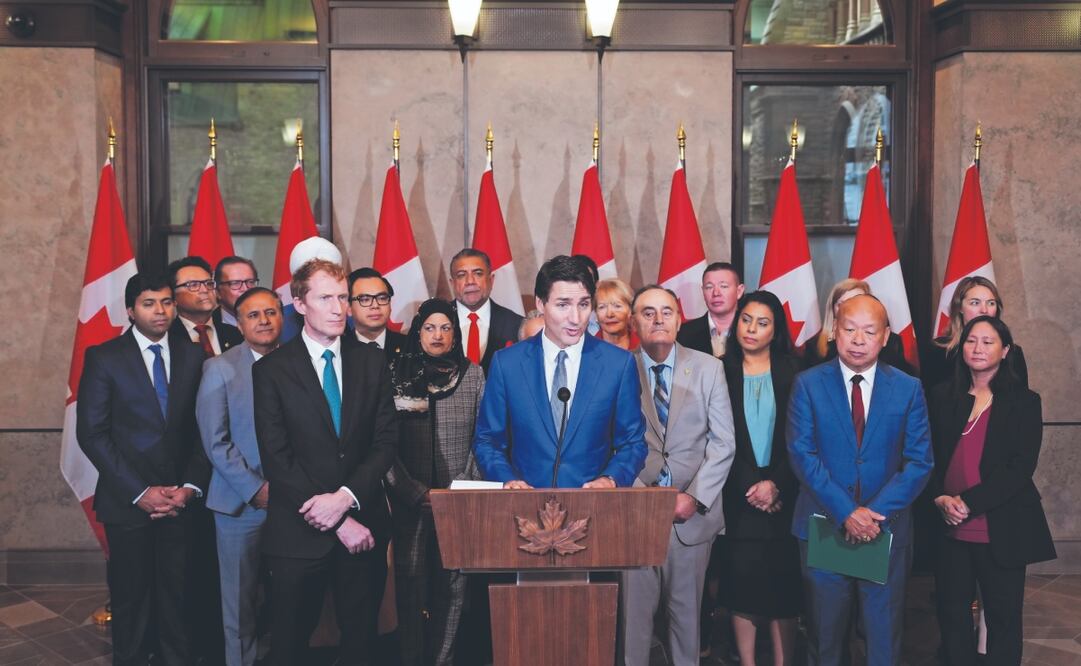 El primer ministro Justin Trudeau y el ministro de Inmigración, Refugiados y Ciudadanía, Marc Miller (a la izquierda), con otros miembros del Parlamento, ayer en Ottawa. Foto: de Sean Kilpatrick. AP