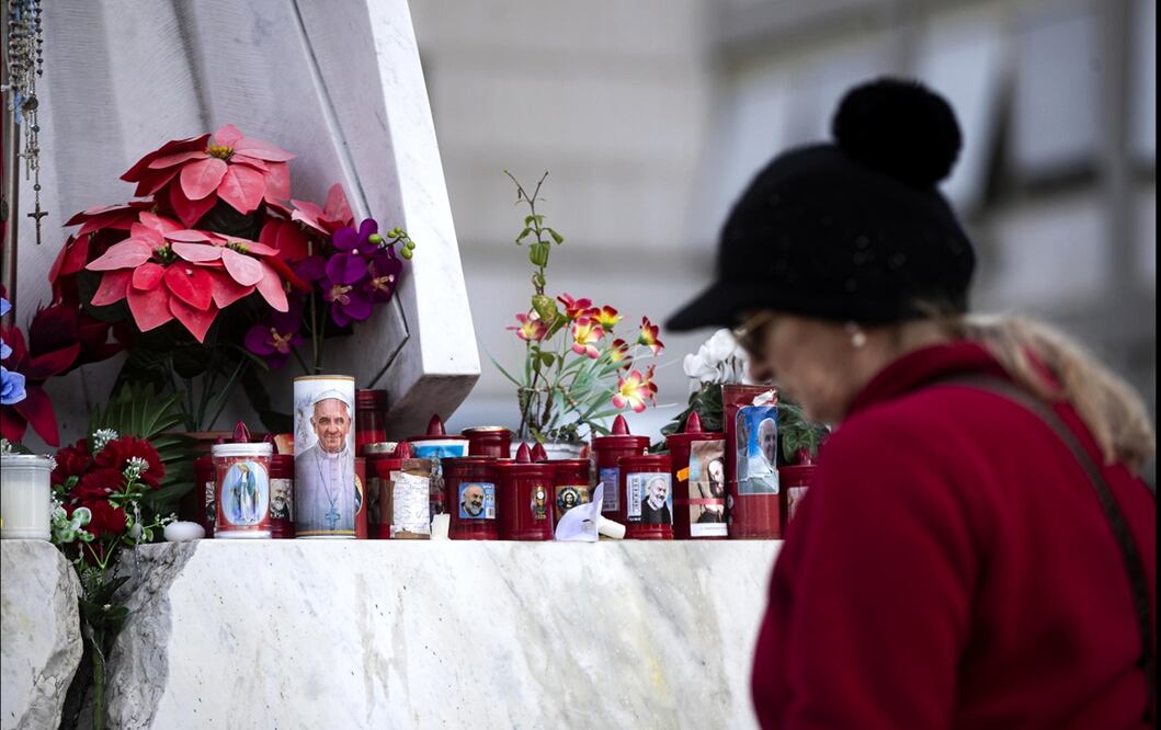 Imagen de un altar improvisado dedicado al papa Francisco a las puertas del hospital Gemelli de Roma, el 20 de febrero de 2025, donde permanece ingresado desde hace casi una semana. Foto: EFE