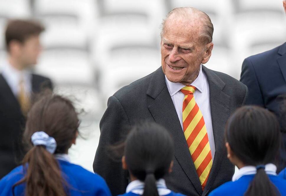 Felipe de Edimburgo, marido de la reina Isabel II de Inglaterra, sonríe durante una visita al Lord's Cricket Ground: Foto: Ap