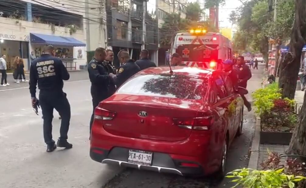 El hombre se encontraba esperando la luz verde del semáforo. Foto: Captura de video