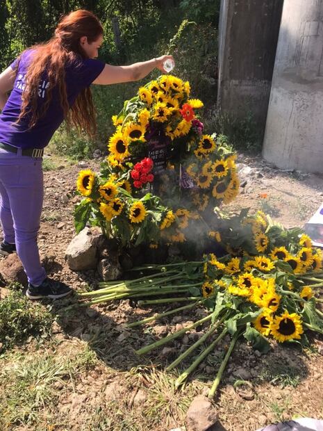 Llenan de girasoles el lugar donde fue localizado el cuerpo de Ariadna Fernanda